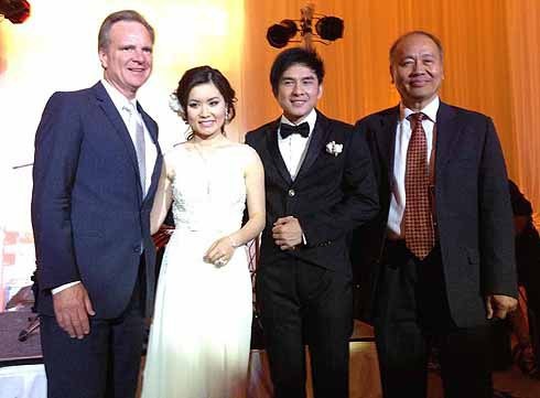 Thị trưởng thành phố và giám sát viên chính phủ hạt Santa Clara cũng tới dự tiệc cưới và chúc mừng cô dâu - chú rể.