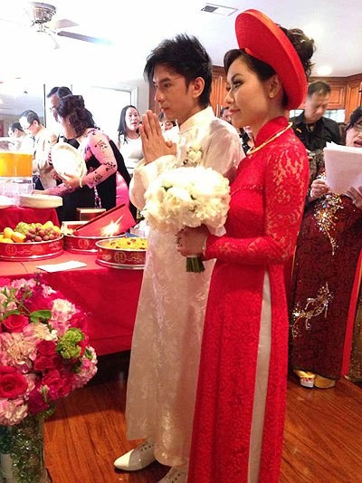 Cô dâu Thủy Tiên không kiềm được xúc động, đã bật khóc khi nghe cha mẹ dặn dò trước lễ trao dâu.