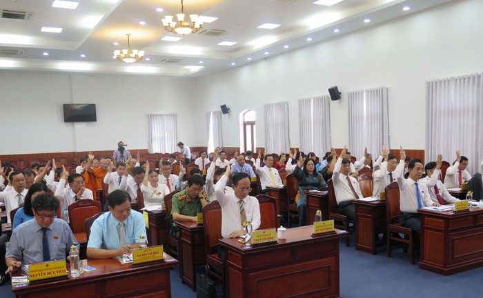 Đại biểu Hội đồng nhân dân tỉnh Bạc Liêu biểu quyết thông qua nghị quyết trình tại kỳ họp. (Ảnh: baclieu.gov.vn)