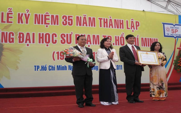 Thứ trưởng Nguyễn Thị Nghĩa trao Huân chương lao động hạng 3 cho Viện Nghiên cứu giáo dục năm 2011. (Ảnh: website Viện Nghiên cứu giáo dục)