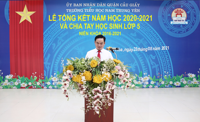 Thầy Trần Văn Hà, Hiệu trưởng Trường Tiểu học Nam Trung Yên. (Ảnh: website nhà trường)