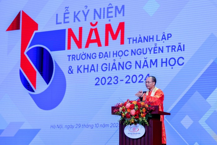 Tiến sĩ Nguyễn Tiến Luận, Hiệu trưởng nhà trường đọc diễn văn khai giảng. (Ảnh: Nhà trường cung cấp)