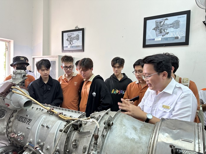 Học sinh Thành phố Hồ Chí Minh tới học viện trải nghiệm làm nhân viên hàng không. Ảnh: Nhà trường cung cấp.