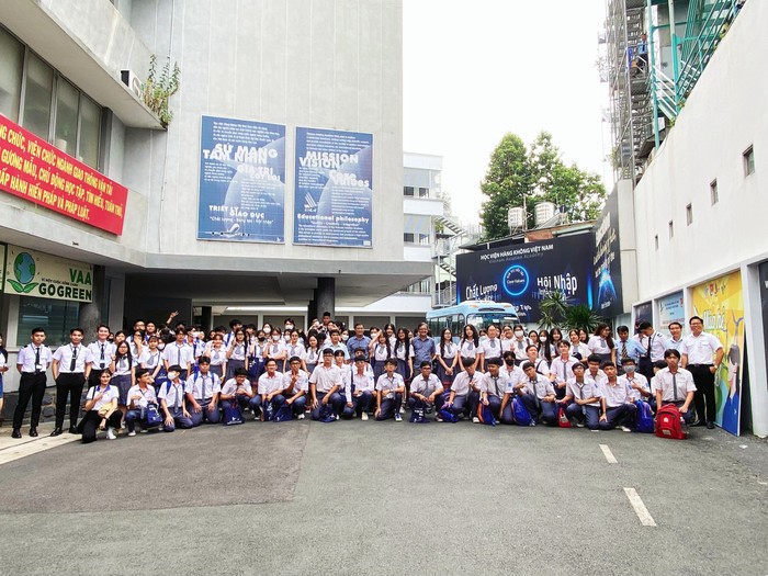 Học sinh phổ thông trải nghiệm các phòng thực tập của Học viện Hàng không Việt Nam. Ảnh: Nhà trường cung cấp.