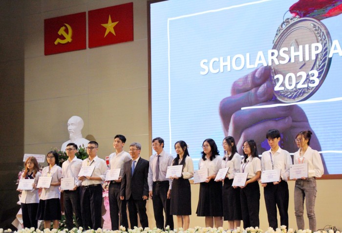 Sinh viên Trường Đại học Quốc tế, Đại học Quốc gia Thành phố Hồ Chí Minh nhận học bổng. (Ảnh: website nhà trường)