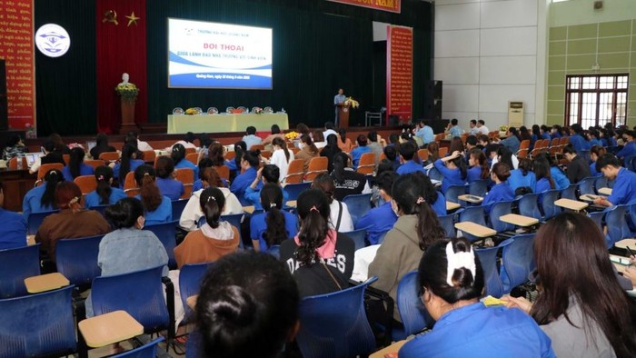 Hoạt động đối thoại sinh viên của Trường Đại học Quảng Nam để tháo gỡ những khó khăn. (Ảnh: website nhà trường)