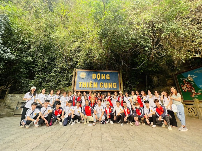 Sinh viên Trường Ngoại ngữ - Du lịch, Trường Đại học Công nghiệp Hà Nội thực hành hoạt động hướng dẫn viên du lịch. (Ảnh: NTCC)