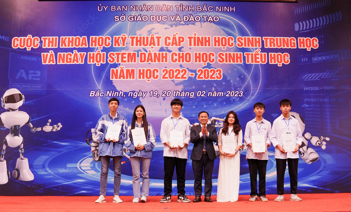 Học sinh Trường Trung học phổ thông Hàn Thuyên, Bắc Ninh nhận giải ở cuộc thi cấp tỉnh. (Ảnh: website nhà trường)