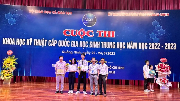 Học sinh Trường Trung học phổ thông chuyên Nguyễn Bỉnh Khiêm, Quảng Nam nhận giải thưởng trong cuộc thi Khoa học kỹ thuật cấp quốc gia năm 2022-2023. (Ảnh: website nhà trường)