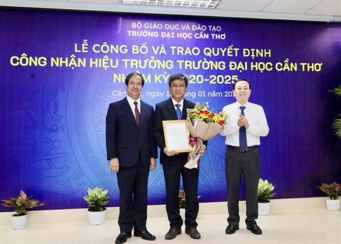 Phó Giáo sư, Tiến sĩ Trần Trung Tính nhận hoa và Quyết định công nhận hiệu trưởng. (Ảnh: Bộ Giáo dục và Đào tạo)