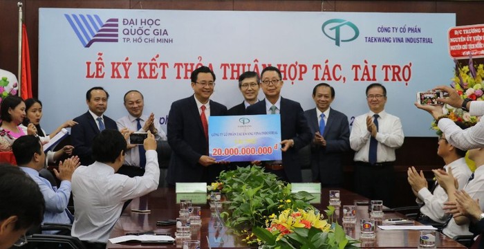 Lễ ký kết hợp tác giữa Đại học Quốc gia Thành phố Hồ Chí Minh và đơn vị tài trợ. (Ảnh: website Đại học Quốc gia Thành phố Hồ Chí Minh)