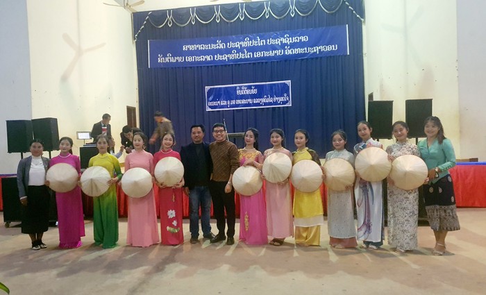 Thầy Ngọc cũng tham gia một cộng đồng người Việt tại Lào để vơi đi nỗi nhớ quê. (Ảnh: NVCC)