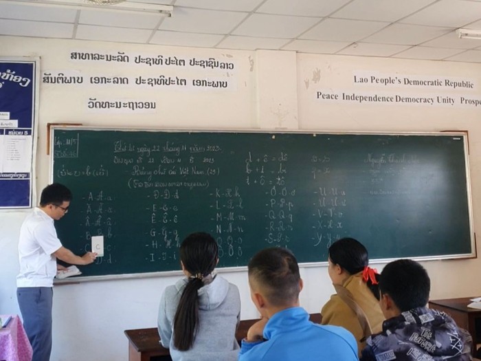 Thầy Nguyễn Thành Ngọc là giáo viên dạy tiếng Việt tại Lào. (Ảnh: NVCC)