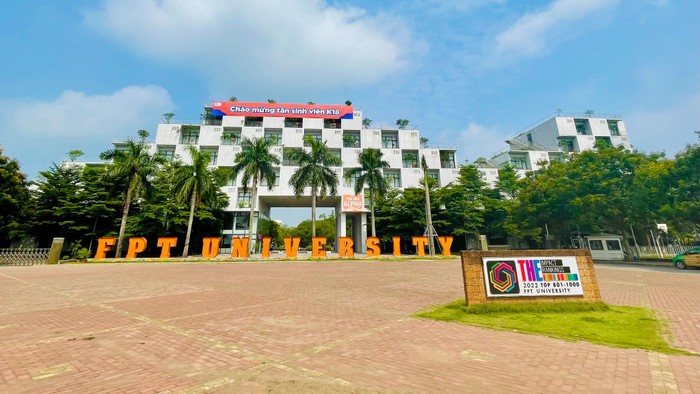 Trường Đại học FPT có trụ sở chính tại Khu Công nghệ cao Hòa Lạc – Km29 Đại lộ Thăng Long, huyện Thạch Thất, Thành phố Hà Nội. (Ảnh: website nhà trường)