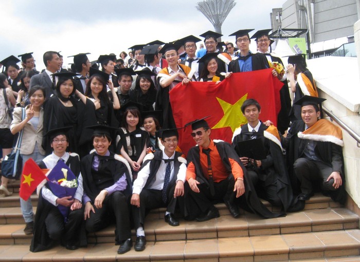 Sinh viên học chương trình liên kết quốc tế nhận bằng tốt nghiệp ở nước ngoài. (Ảnh: Học viện cung cấp)