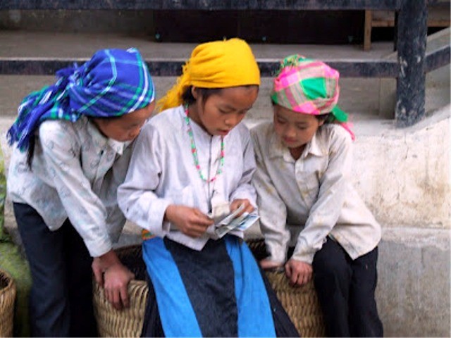 Những cô gái Mông tuổi mới lớn không quên kiểm tra tiền trước khi vào chợ