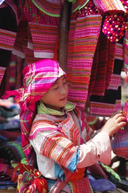 Niềm vui thể hiện trên khuôn mặt những cô gái khi chọn mua những tấm vải đẹp cho riêng mình