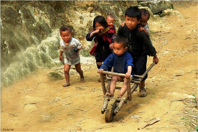 Những đứa trẻ nơi vùng biên giới phía Bắc, huyện Phong Thổ, tỉnh Lai Châu mong manh trước hơi lạnh