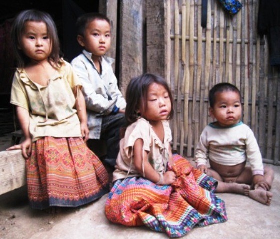 Trẻ em nghèo ở bản Pom Khuông, xã Tam Chung, huyện miền núi biên giới Mường Lát trong những ngày cái đói lay lắt tràn qua