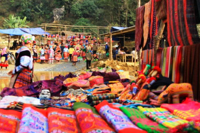 Người dân nơi đây vẫn thường ví von chợ Na Mèo như nơi hội tụ sắc màu văn hóa hai nước Việt - Lào