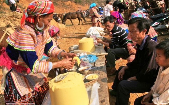 Cùng thưởng thức món bột bắp trộn nước chua đặc sản của người Mông