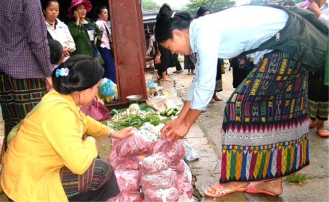 Người dân tộc Lào mua hàng của người Việt tại chợ