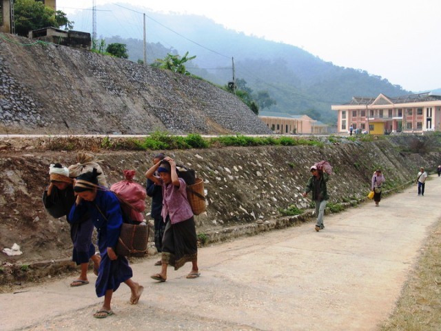 Người dân tộc Thái, Mường, Dao nô nức đến chợ Na Mèo (thuộc huyện Quan Sơn, Thanh Hóa)