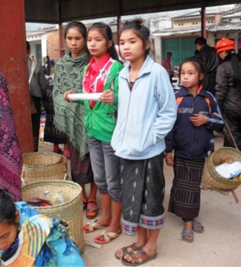 Thiếu nữ Lào đến chợ phiên