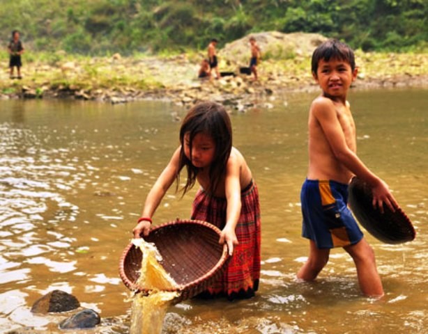 Những đứa trẻ vùng biên giới Bát Xát (Lào Cai) phải đến các con sông cạn đãi vàng