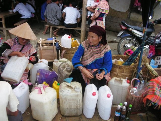 Chợ là nơi trao đổi mua bán những sản vật, đặc sản trong vùng của bà con các dân tộc, đặc biệt là có rượu ngô