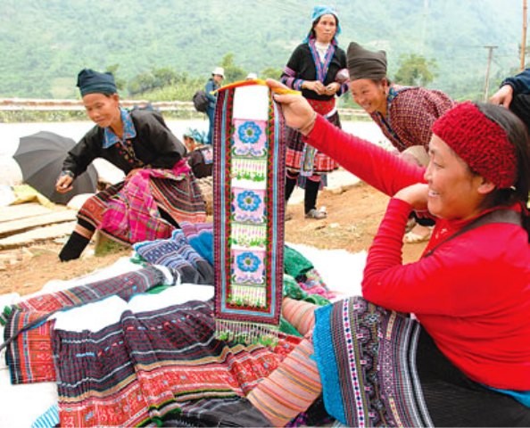 Người Mông bán thổ cẩm dệt tay ở chợ Sà Phìn