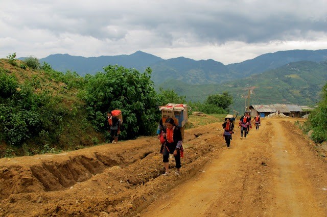 Đường vượt gần 10 km của hai bà cháu người Hà Nhì ở Ma Li Chải để đến chợ Sì Lờ Lầu (huyện Phong Thổ, Lai Châu)