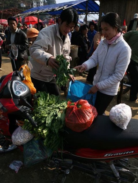 Với giáo viên ở dải biên giới này, phiên chợ là nguồn cung cấp thực phẩm cho cả tuần
