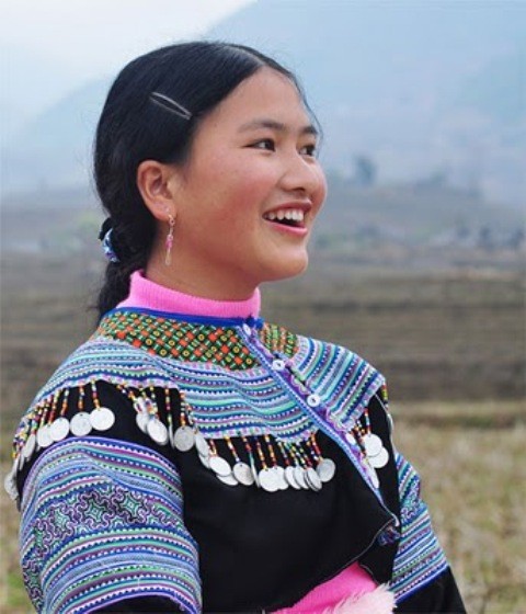 Thiếu nữ Mông trắng thì trang phục thường làm bằng vải lanh trắng và áo thường xẻ ngực có thêu hoa văn ở cánh tay và yếm sau lưng