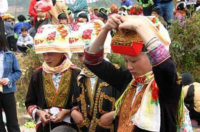 Phụ nữ Dao miền núi Tây Bắc mặc rất đa dạng, thường mặc áo dài yếm, váy hoặc quần. Y phục rất sặc sỡ với nhiều loại hoa văn như chữ vạn, cây thông, hình chim, người, động vật, lá cây...