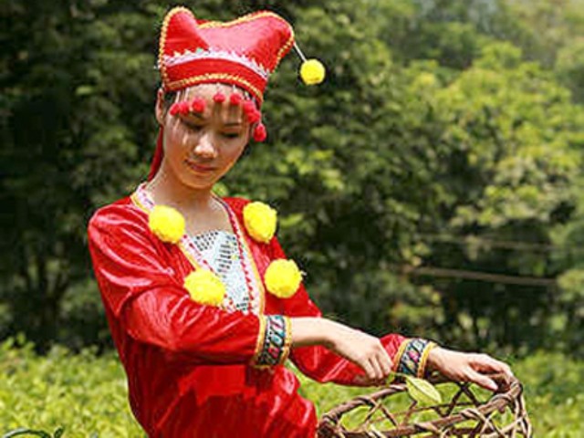Nét trang phục riêng của người Dao đỏ (Sơn La)
