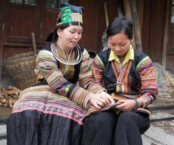 Nét độc đáo trang phục phụ nữ Mông đen ở Tuyên Quang