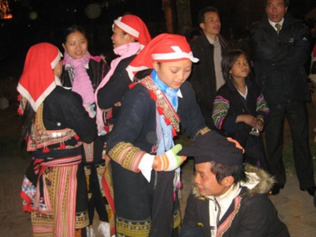Trang phục cổ truyền của cô gái Dao Đỏ trong đêm chợ tình ở Sa Pa