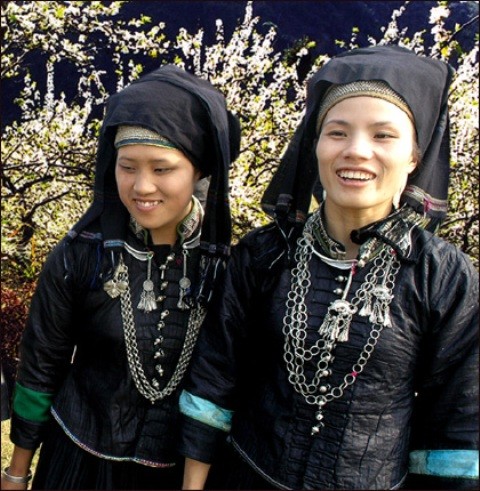 Độc đáo trang phục thiếu nữ Nùng Dín (Lào Cai)
