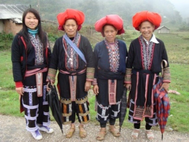 Trang phục của người Dao Đỏ (Hà Giang) quan trọng nhất là chiếc áo dài