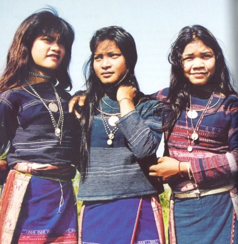 Thiếu nữ Bana trong trang phục truyền thống