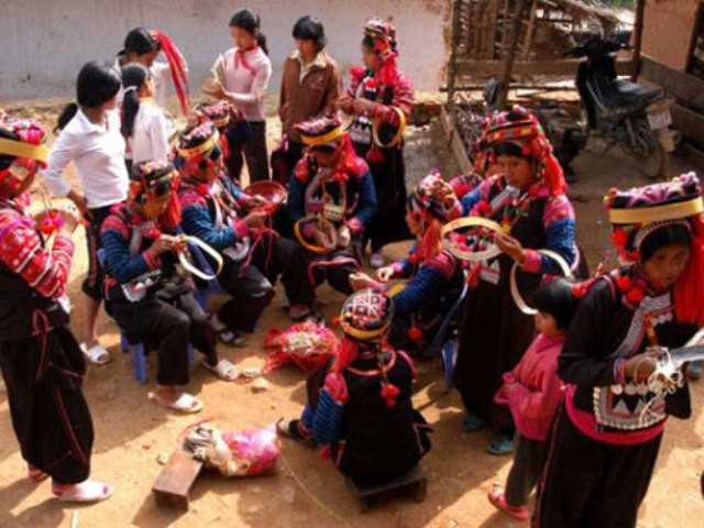 Thiếu nữ Hà Nhì chuẩn bị trang phục trong ngày có lễ hội