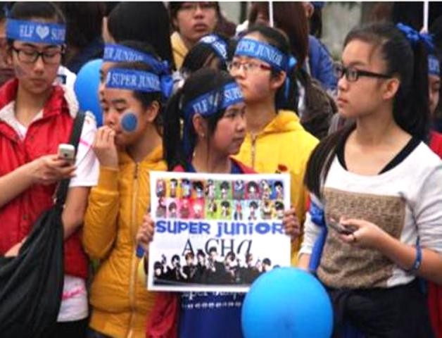 Các fan tập trung rất đông ngoài cổng Trung tâm Hội nghị Quốc gia để đón thần tượng của mình trong chuyến lưu diễn tại Hà Nội (nguồn: Internet)
