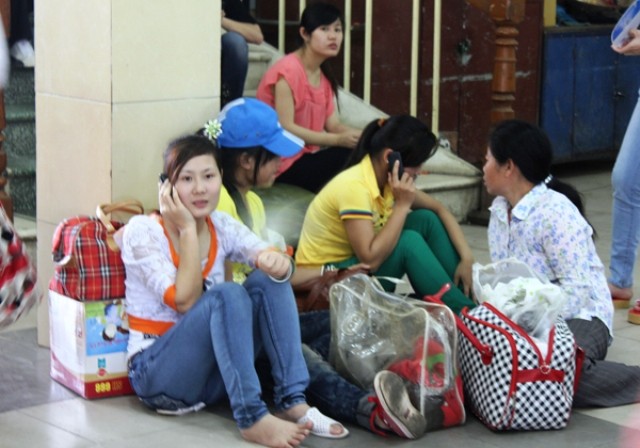 Từ sáng sớm, các bạn sinh viên các trường ĐH, CĐ trong địa bàn Hà Nội đã có mặt khắp hành lang và lối đi trong bến xe
