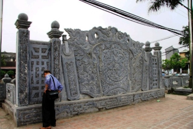 Đình làng Đình Bảng là một ngôi đình cổ kính nổi tiếng nhất của đất Kinh Bắc, được xây dựng năm 1700, đến năm 1736 hoàn thành, do công đầu của quan Nguyễn Thạc Lượng, người Đình Bảng và bà vợ đảm đang Nguyễn Thị Nguyên quê ở Thanh Hóa đã mua gỗ lim về dâng làng xây dựng