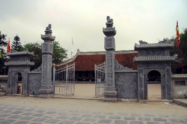 Đình làng Đình Bảng là một ngôi đình cổ kính nổi tiếng nhất của đất Kinh Bắc, được xây dựng năm 1700, đến năm 1736 hoàn thành, do công đầu của quan Nguyễn Thạc Lượng, người Đình Bảng và bà vợ đảm đang Nguyễn Thị Nguyên quê ở Thanh Hóa đã mua gỗ lim về dâng làng xây dựng