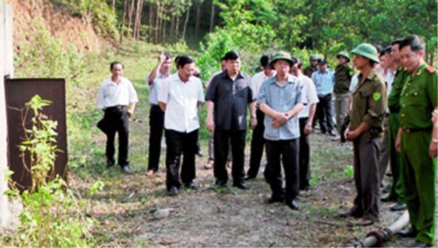 Lãnh đạo tỉnh Ninh Bình, huyện Nho Quan thăm hỏi và hỗ trợ gia đình nạn nhân (Ảnh Duy Tuyên - Dân trí)