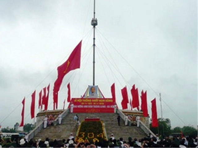 Lễ thượng cờ Thống nhất non sông bên bờ Hiền Lương