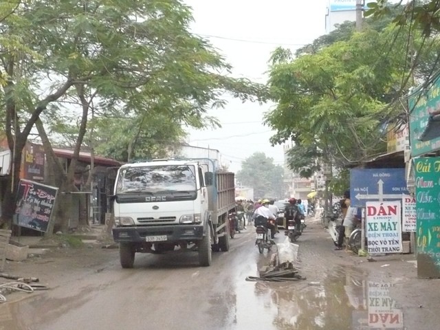Ngày mưa thì đường ngập lún, rác thải tràn đường