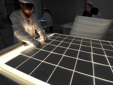 Công nhân Trung Quốc sản xuất pin mặt trời